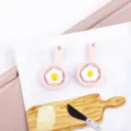 Dettaglio ciondoli padella uovo fritto, simpatici accessori per orecchini artigianali fai da te. - Rosa