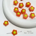 Primo piano di perla di fiore in vetro arancione, accessorio gioielli DIY, ciondolo 15x15mm. - Stile 01 / 1 Pezzo / Arancione