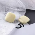 Orecchini a perno in resina quadrata color crema lucida accessori gioielli fai da te - Bianco