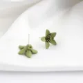 Orecchini a fiore verde accessori per gioielli DIY con finitura verniciata e gancio di sospensione. - Verde