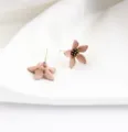Dettaglio di orecchini a lobo con fiore dipinto rosa, elegante componente per gioielli. - Rosa
