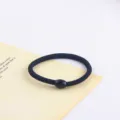 Primo piano di un elastico per capelli nero minimalista con piccola perla, versatile. - Stile 1 / 5 Pezzi/Pacchetto