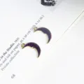 Detailweergave van goudomrande paarse geëmailleerde maanbedels voor DIY-sieraden en oorbellen maken. - Grote Maan / 1 Stuks/Verpakking (9x17mm) / Paars