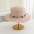 Roze strohoed met platte rand en stijlvolle parelband voor zomerse strandvakanties. - M (56-58cm) / Roze