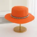 Elegante oranje strohoed met parelband voor dames, perfect voor het zomerse strand. - M (56-58cm) / Oranje