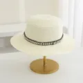 Sombrero de paja elegante de verano detalle, mujer ala plana perla tejido sombrero sol. - M (56-58cm) / Crema