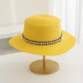 Detailopname van gele dames strohoed met platte rand en parellint, elegante stijl. - M (56-58cm) / Geel