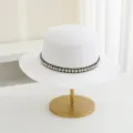 Sombrero de paja plano elegante francés de verano con cinta de perlas para protección solar. - M (56-58cm) / Blanco