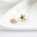 Graziosi orecchini a lobo floreali con petali bianchi e stami dorati, gioielli eleganti. - Albicocca