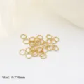 Primo piano di anellini di giunzione placcati in oro 18K, 0.7x6mm, ideali per bigiotteria. - 6mm (50 Pezzi/Confezione) / oro vero