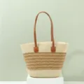 Dettaglio della borsa tote in paglia intrecciata con manici in pelle marrone per l'estate. - Solo Borsa / Strisce Beige Cachi