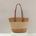 Primer plano de la textura de paja tejida y el asa de cuero del bolso de playa de verano - Solo Bolso / Caqui Caqui Raya