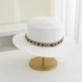 Elegante sombrero de paja blanco con copa plana, elegante banda de tweed negro dorado y brillantes. - M (56-58cm) / Blanco