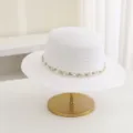 Detailansicht des weißen Strohhutes mit eleganter Perlen- und Kristallverzierung am flachen. - M (56-58cm) / Weiß