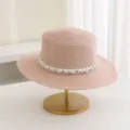 Detaillierte Nahaufnahme des rosa Strohhuts mit zarter Perlen- und Strass-Verzierung. - M (56-58cm) / Rosa