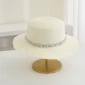 Nahaufnahme Sommer Strohhut mit Perlenband, flache Krone, breite Krempe Sonnenschutz. - M (56-58cm) / Creme
