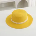 Vista detallada del sombrero de paja amarillo para mujer con cinta de perlas blancas para verano. - M (56-58cm) / Amarillo