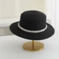 Detailansicht des eleganten schwarzen Strohhuts mit stilvoller Perlen- und Tweed-Borte. - M (56-58cm) / Schwarz