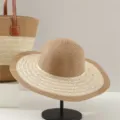 Cappello di paglia da spiaggia estiva con grande borsa tote intrecciata per vacanze. - Solo Cappello / Righe cachi e beige