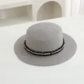 Detalle de un sombrero de paja gris con cinta negra y perlas para los días soleados. - M (56-58cm) / Gris