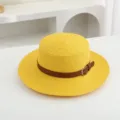 Detailaufnahme eines stilvollen Strohhutes mit flacher Oberseite und braunem Gürtel für den Sommer. - M (56-58cm) / Gelb