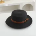 Schwarzer Strohhut mit flacher Oberseite und braunem Gürteldetail für den Sommer. - M (56-58cm) / Schwarz