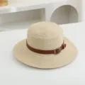Eleganter Damen Flachkopf Strohhut mit braunem Ledergürtel für Sommer Strandurlaub. - M (56-58cm) / Beige