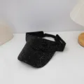 Vista detallada de la visera solar negra con diamantes de imitacion y diseno brillante. - Negro (Estilo 1)