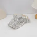 Primer plano detallado de una visera parasol brillante con pedrería de diamantes de imitación. - Plata (4#)