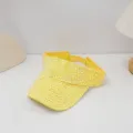 Primer plano detallado de una visera parasol amarilla brillante con pedrería brillante. - Amarillo (9#)