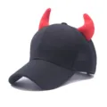 Casquette de baseball noire avec cornes de diable rouges ludiques, détail mode et original. - Réglable / Noir Avec Cornes Rouges