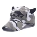Gros plan détaillé de la casquette de baseball camouflage élégante avec des cornes de diable. - Réglable / Camouflage Blanc