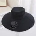 Vue détaillée du chapeau de soleil noir avec ventilateur solaire, large bord et maille. - Chapeau Unique (Sans Ventilateur) / Noir