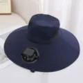 Vue détaillée du chapeau solaire, montrant le mini ventilateur intégré et le bord large. - Chapeau Unique (Sans Ventilateur) / Bleu marine
