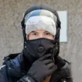 Gros plan d'un bonnet aviateur d'hiver coupe-vent avec lunettes et masque pour sports en plein air. - Chapeau Seul / Noir
