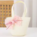 Detalle de bolso tejido para niños, bolsa de paja con lazo rosa y bonita decoración de conejo. - Crema