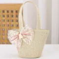 Bolso de mano de paja tejida para niños con lazo de encaje dulce y colgante de conejo de verano. - Beige
