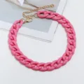 Fettgedruckte rosa Acryl-Kettenhalskette Detail, stilvolles Modeschmuck-Accessoire. - Fuchsia