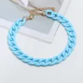 Hellblaue Acryl klobige Kette Halskette Detail, Mode bonbonfarbene Statement Schmuck Nahaufnahme. - Blau