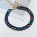 Detailaufnahme einer klobigen Acrylketten-Halskette mit bunten Harzgliedern im Trend. - Irisierend