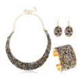 Elegantes goldfarbenes mehrfarbiges Kristall Halskette Ohrringe und Armreif Set - Grau/Weiß