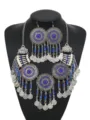 Detailansicht des antiken silbernen Münz-Quasten-Halsketten- und Ohrring-Sets im Boho-Stil. - Antiksilber Königsblau