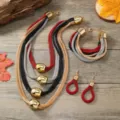 Detailansicht eines mehrschichtigen Mesh Halsband, Armband und Ohrring Set mit Perlen. - bunt