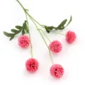 Branche de fleur de chrysanthème pompon rose artificielle, vue détaillée décor floral. - Rose rouge