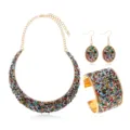 Übertriebener Modeschmuck Set mit bunten Steinen, Halskette, Ohrringen und Armband für Damen. - bunt