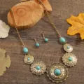 Vintage Boho Türkis Halskette und Ohrringe Set, elegante goldfarbene Blumen Anhänger Schmuck. - Gold + Blau