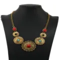 Detailaufnahme der vintage Türkis Statement Halskette, boho blumen anhänger metall schmuck. - Gold + Mehrfarbig