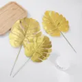Vue détaillée de feuille de monstera dorée artificielle avec tige pour décoration de mariage. - Feuille de monstera moyenne / Or