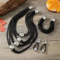 Nahaufnahme von schwarzer mehrreihiger Kette und Armband Set mit silbernen Metallperlen. - Schwarz