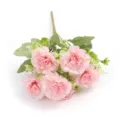 Vue de détail rapprochée des têtes de fleurs d'œillet rose artificiel avec tiges. - Rose
